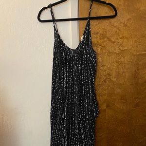 Black with white arrows. Romper.